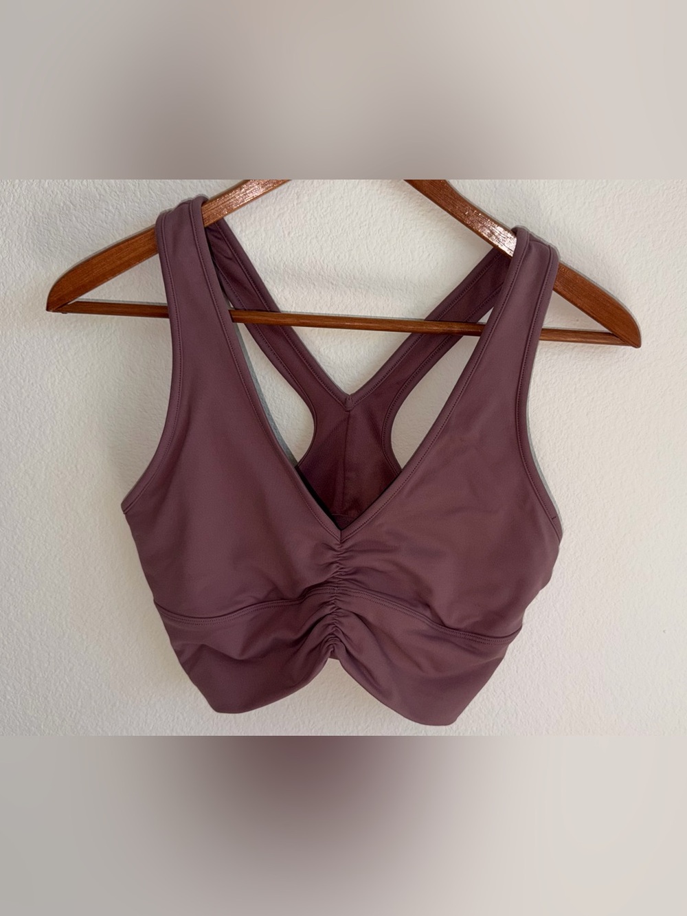 ALO Yoga Ruched V-Neck Sports Bra - Mauve